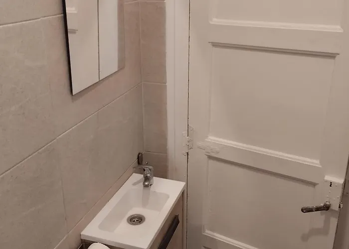 Amplio Y Centrico Piso A Pie De Calle *